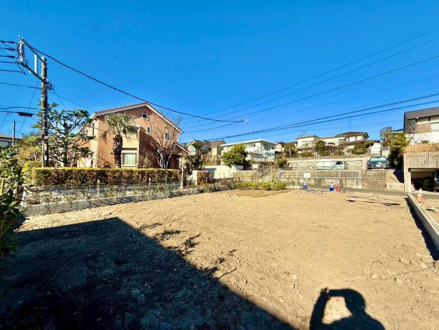 鎌倉市梶原新築戸建の前面道路含む現地写真|鎌倉らしい落ち着きのある街並みが広がるエリアです。