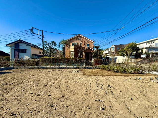 鎌倉市梶原新築戸建の前面道路含む現地写真|自然と住宅が調和した、鎌倉市梶原3丁目の住みやすい立地。