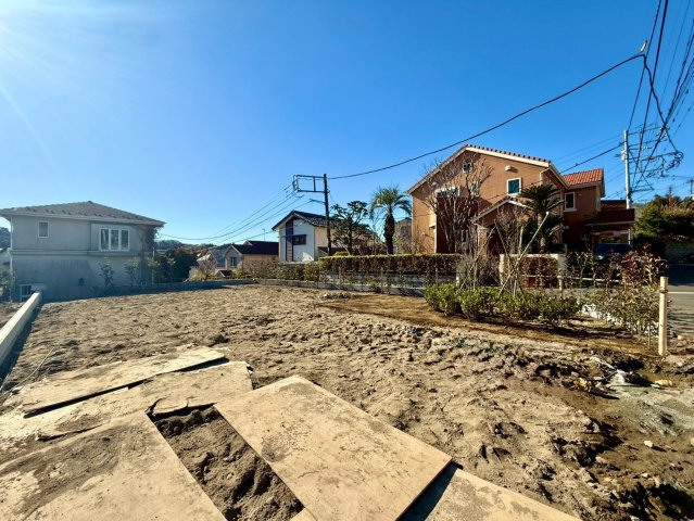 鎌倉市梶原新築戸建の前面道路含む現地写真|鎌倉市梶原エリアならではの、落ち着いた住環境が魅力の土地です。