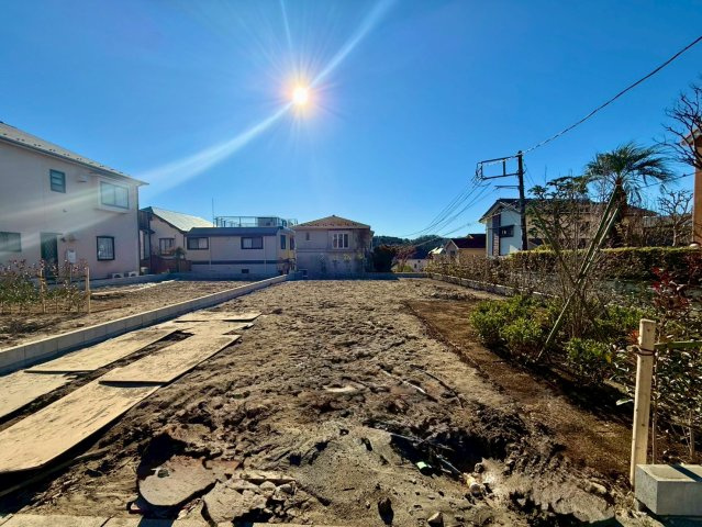 鎌倉市梶原新築戸建の前面道路含む現地写真|家族で長く暮らすのに適した、落ち着いた住環境。