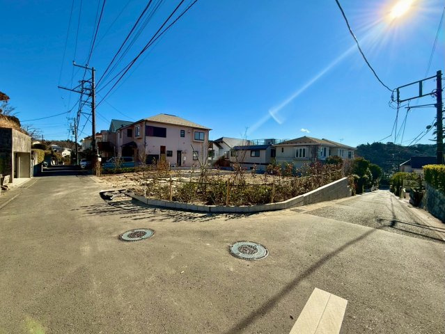 鎌倉市梶原新築戸建の前面道路含む現地写真|穏やかな住環境で、家族の暮らしに適した場所です。