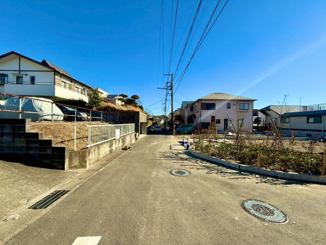 鎌倉市梶原新築戸建の前面道路含む現地写真|落ち着いた環境で、家族の新生活を始められる場所。