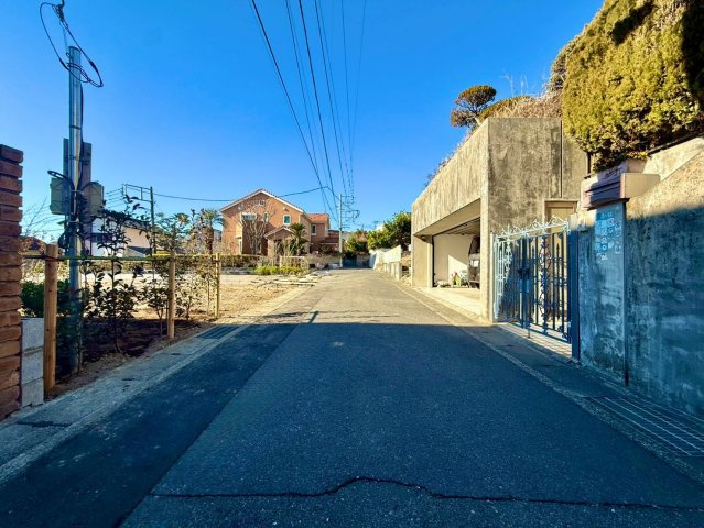 鎌倉市梶原新築戸建の前面道路含む現地写真|静かな環境で、子育て世帯にも安心の立地です。