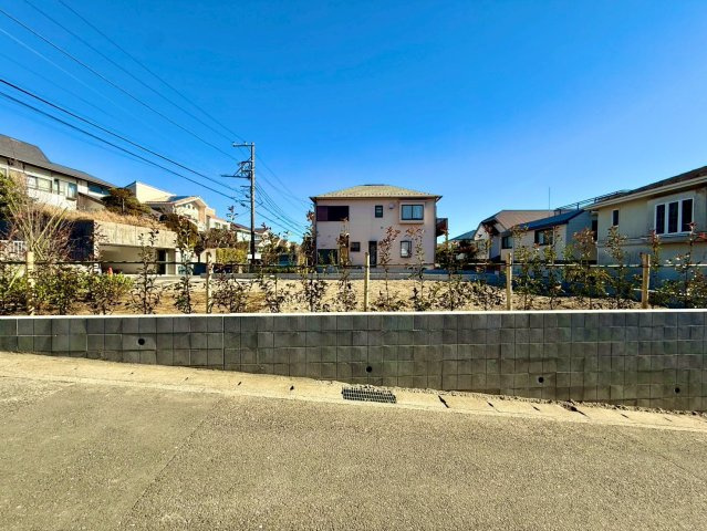 鎌倉市梶原新築戸建の前面道路含む現地写真|家族で長く暮らすのに適した、落ち着いた住環境。