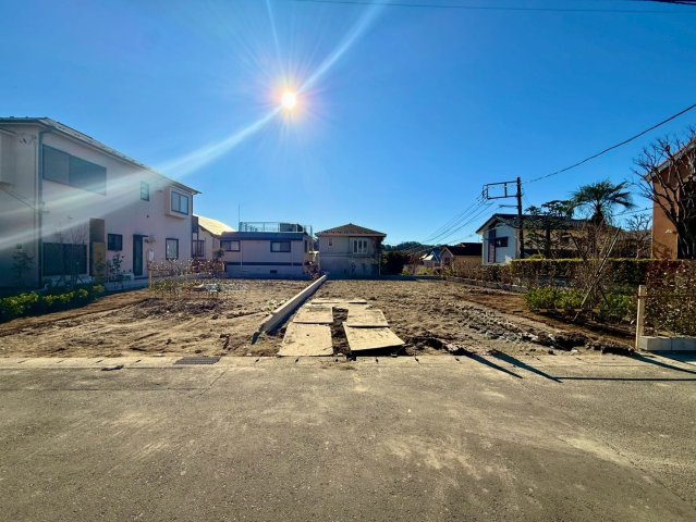 鎌倉市梶原新築戸建の前面道路含む現地写真|周辺は住宅街が広がり、穏やかな日常が期待できます。