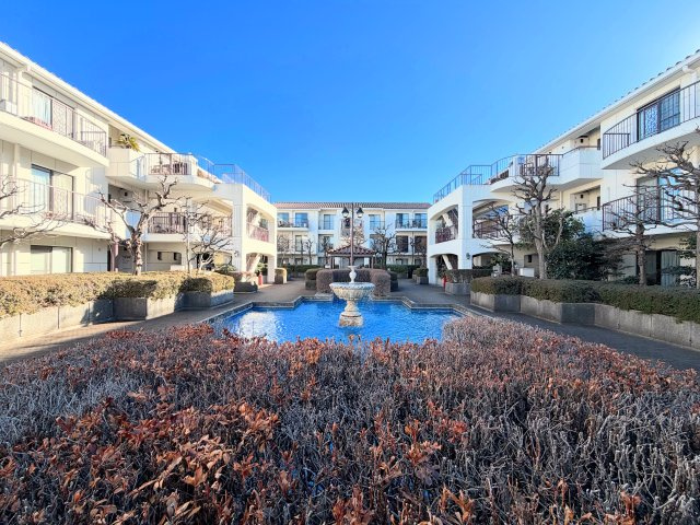 【その他共用部分】 | プリシード市ヶ尾 | ◆爽やかな青空の下に贅沢なほどに降り注ぐ陽光、豊かな居住性と、クオリティが見事に調和した住空間は、住まうことの喜びを感じさせてくれます。ゆとりある広い敷地で開放的なお住まいです。