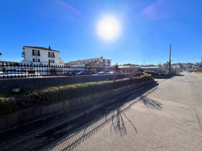 【外観】 | プリシード市ヶ尾 | ◆堂々たる趣ながら、主張し過ぎずどこか余裕を感じさせるシャープなフォルムで佇む邸宅は、晴天の空と照らし合わせる事で、本来あるべき完成形の姿を見せてくれます。