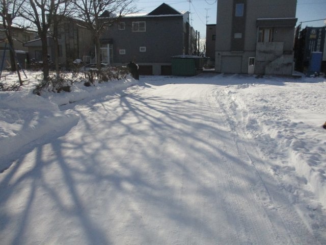 【前面道路含む現地写真】 | 川下1条5丁目 | ●南西側間口約9.779ｍ、南東側間口約17.814ｍの良型地
●前面道路幅員公道8.0ｍ
