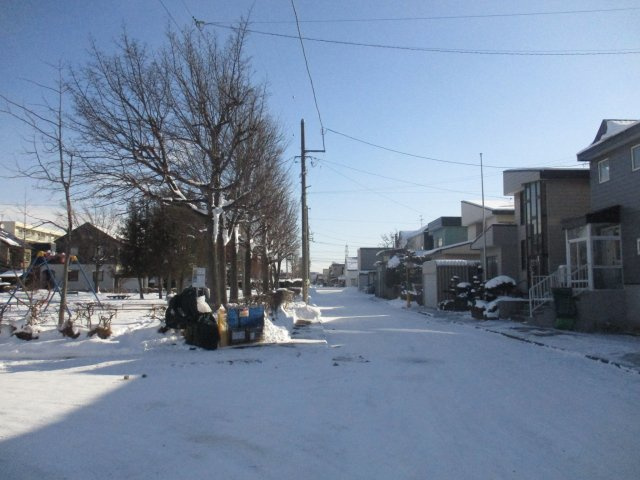 【前面道路含む現地写真】 | 川下1条5丁目 | ●南西側間口約9.779ｍ、南東側間口約17.814ｍの良型地
●前面道路幅員公道8.0ｍ