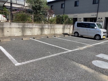 セイクレッドヒルズの駐車場