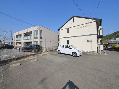 メゾンレイ小明の駐車場