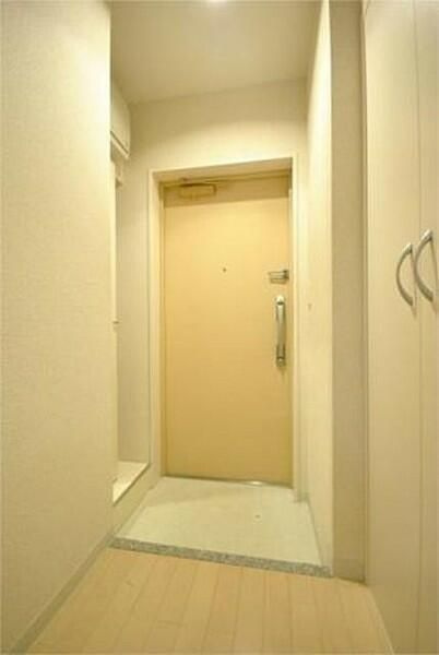 ラグジュアリーアパートメント本郷の玄関