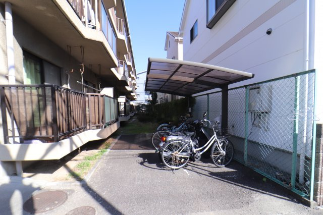 メゾンカーサー2号館の駐車場