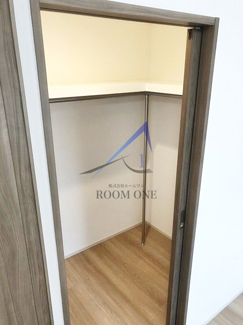 エストゥルース武蔵小杉の収納|ウォークインクローゼットです。