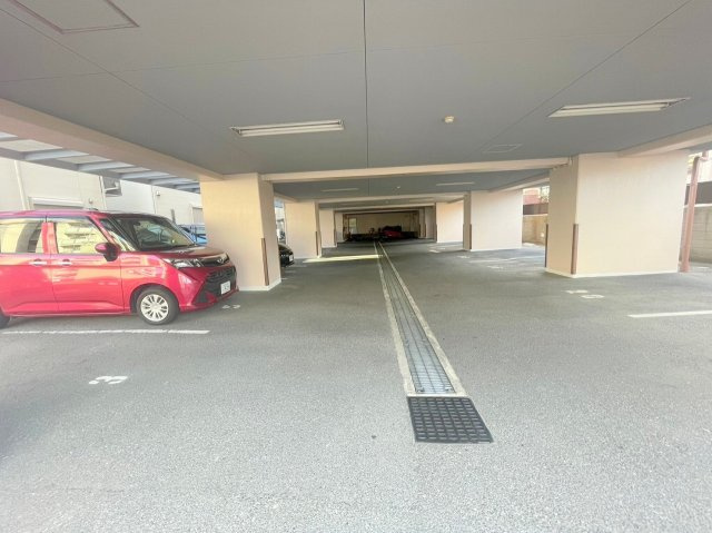 エスメラード・ヒコの駐車場