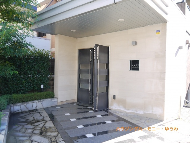 【エントランス】 | アクサス小竹向原 | 大理石張りの重厚感あるマンションエントランス。