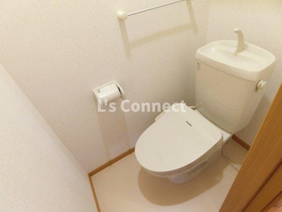 【トイレ】 | サン・イーストＢ | 温水洗浄便座付きのトイレ。