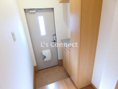 【玄関】 | サン・イーストＢ | 背の高い下駄箱で靴も収納できます。