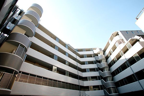 レジディア祐天寺の玄関