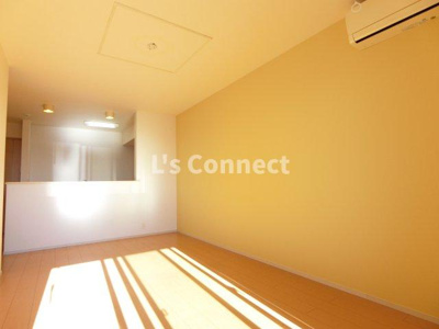 【居間・リビング】 | ブラッシュ　６１ | アクセントクロス仕様のＬＤＫ。