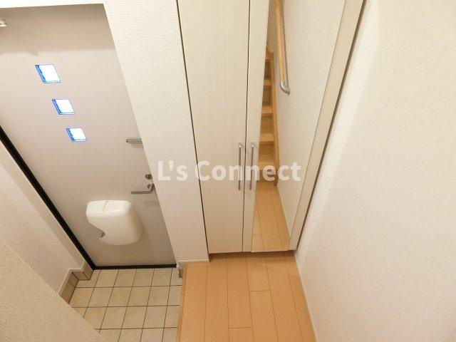 【玄関】 | プラシード　イースト | 背の高い下駄箱には鏡付きで身だしなみチェック。