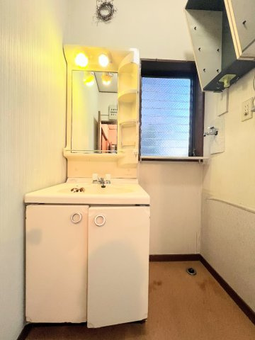 【独立洗面台】 | ◆町田市金井が丘2丁目　中古戸建て◆ | ◆毎日使う場所だから、機能的で使いやすさに配慮したパウダールーム。すっきりと使えるように収納も豊富にご用意しています。