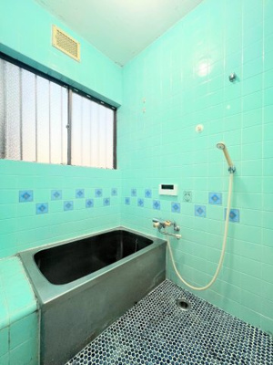 【浴室】 | ◆町田市金井が丘2丁目　中古戸建て◆ | ◆モダンデザインの空間が気持ちよさを高めてくれるバスルーム。すっきりとした清潔感の中に都会的なセンスが感じられ、心身をリフレッシュできる寛ぎを深めてくれるスペースです。