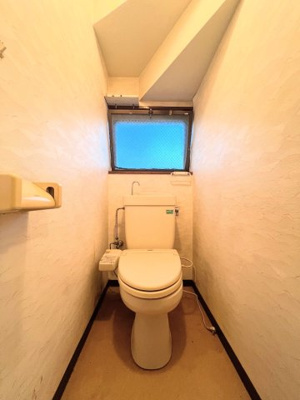 【トイレ】 | ◆町田市金井が丘2丁目　中古戸建て◆ | ◆清潔感のある白を基調とした落ち着ける空間。小窓をもうけていますので、こもりやすい空気の入れ替えも簡単に行えますね！