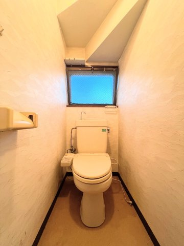 【トイレ】 | ◆町田市金井が丘2丁目　中古戸建て◆ | ◆清潔感のある白を基調とした落ち着ける空間。小窓をもうけていますので、こもりやすい空気の入れ替えも簡単に行えますね！