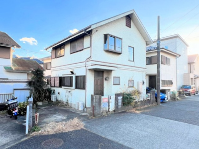 【外観】 | ◆町田市金井が丘2丁目　中古戸建て◆ | ◆堂々たる趣ながら、主張し過ぎずどこか余裕を感じさせるシャープなフォルムで佇む邸宅は、晴天の空と照らし合わせる事で、本来あるべき完成形の姿を見せてくれます。