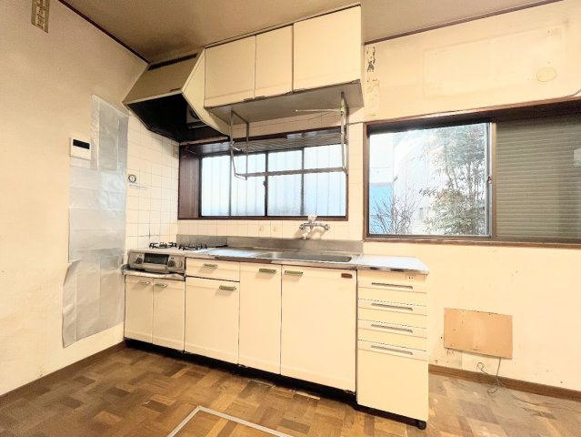 【キッチン】 | ◆町田市金井が丘2丁目　中古戸建て◆ | ◆キッチンからダイニングやリビングが見渡せるキッチン。料理をしながら家族とコミュニケーションをとれるだけでなく、大きな開放感も得られることができます。