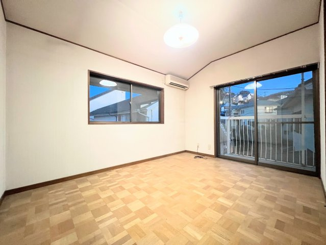 【洋室】 | ◆町田市金井が丘2丁目　中古戸建て◆ | ◆感性を育むプライベートルームはシンプルでスマートな空間。好みの空間で読書をしたり、音楽を聞いたりと一人の時間も充実したものにできます。