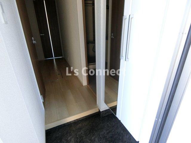 【玄関】 | Ｅｘｃｅｌｌｅｎｔ中里 | 背の高い下駄箱には鏡付きで身だしなみチェック。