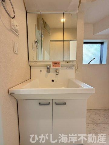 平塚市御殿4丁目　中古一戸建ての独立洗面台|新規リフォーム完了！　三面鏡化粧台