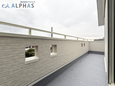 【バルコニー】 | 明石市松が丘三丁目　新築戸建 | ◆バルコニーでは気持ちよくお洗濯物を乾かすことができます♪
◆空がきれいに見えるので家事や作業の合間にバルコニーに出てリフレッシュできそうです♪