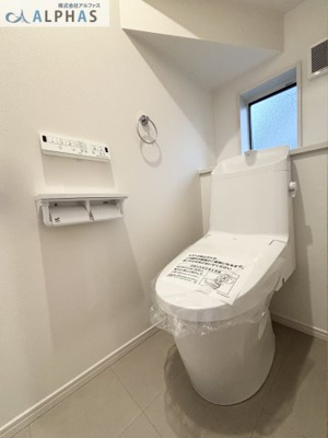 【トイレ】 | 明石市松が丘三丁目　新築戸建 | ◆白で統一された空間で清潔な印象を与えてくれます♪
◆洗浄便座付きのトイレですよ♪