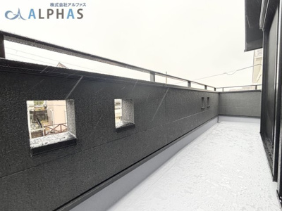 【バルコニー】 | 明石市松が丘三丁目　新築戸建 | ◆バルコニーでは気持ちよくお洗濯物を乾かすことができます♪
◆空がきれいに見えるので家事や作業の合間にバルコニーに出てリフレッシュできそうです♪