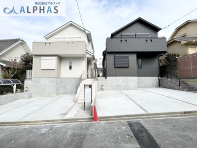【外観】 | 明石市松が丘三丁目　新築戸建 | ◆駐車スペース２台分ございます♪
◆生活環境充実の好立地！住宅設備も充実しており、忙しい家事の味方です♪
