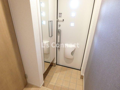 【玄関】 | セピアⅢ | 背の高い下駄箱には鏡付きで身だしなみチェック。