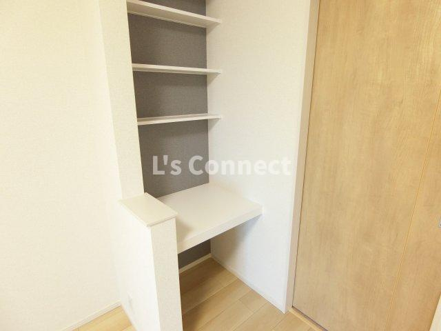 【設備】 | セピアⅢ | 机としても使える棚があります。