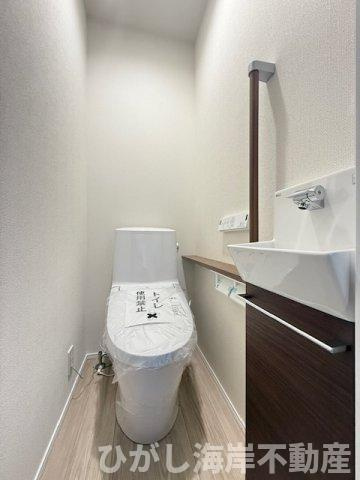 平塚市夕陽ケ丘　新築戸建　全２棟のトイレ|洗浄機能付きお手洗い