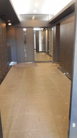 レジディア上野池之端のエントランス