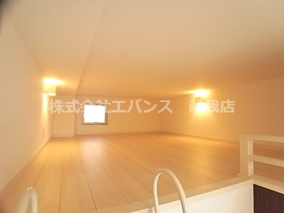 【寝室】 | フローラ千葉 | 広くて明るい寝室