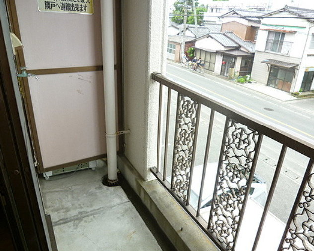 青柳ビルのバルコニー|開放的で明るい空間を演出してくれるバルコニーです