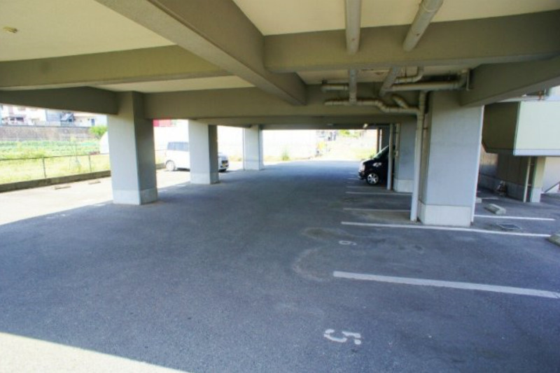 フローレス96の駐車場