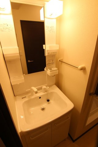 レオネクストアイヴィレッジの内装|独立洗面台