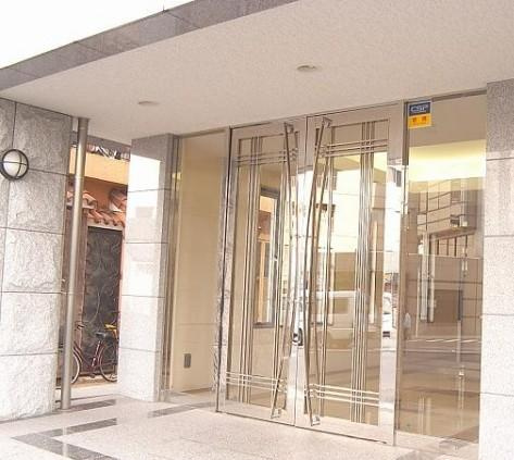 パレステュディ四谷三丁目のエントランス