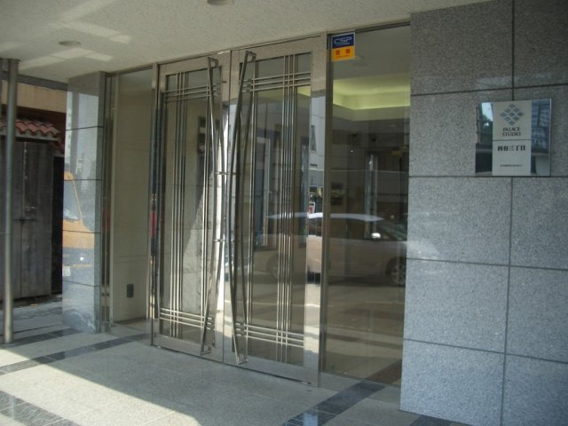 パレステュディ四谷三丁目のエントランス