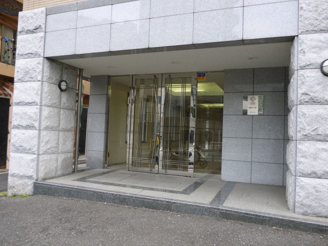 パレステュディ四谷三丁目のエントランス