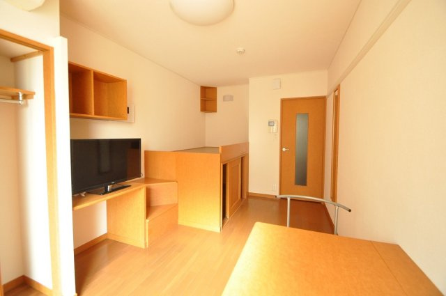 レオパレスミッドアイランドの居間・リビング